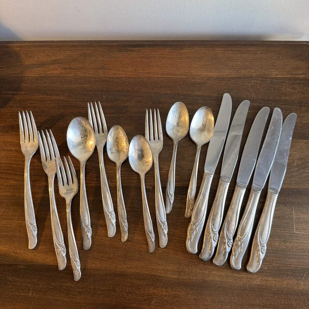 Lot of 15 Rogers Bros Reinforced Plate IS Silverplate Exquisite Pattern